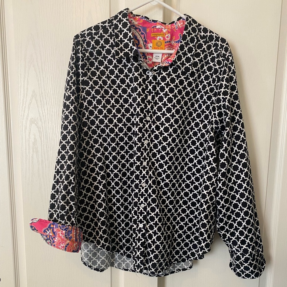 Ruby Rd. Black and White Geometric Shirt with Pink Accents Wrinkle Resist